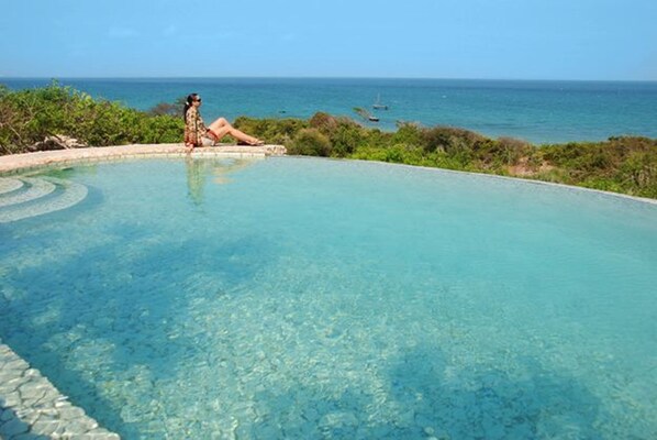 Ulkouima-allas, aurinkotuoleja