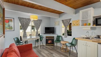 B11. Suite Sea (No Pets) | Living area