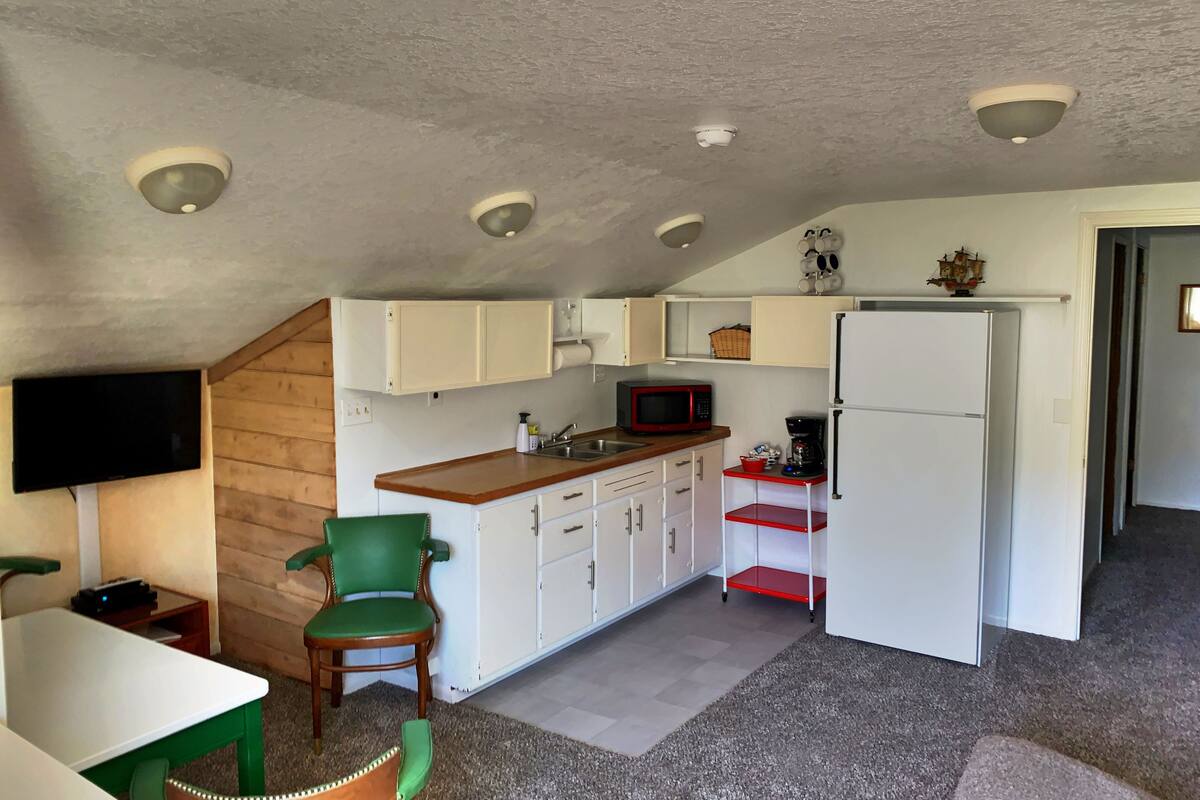 c12. captain's quarters (no pets) | private kitchen | fridge, microwave, coffee/tea maker, paper towels
