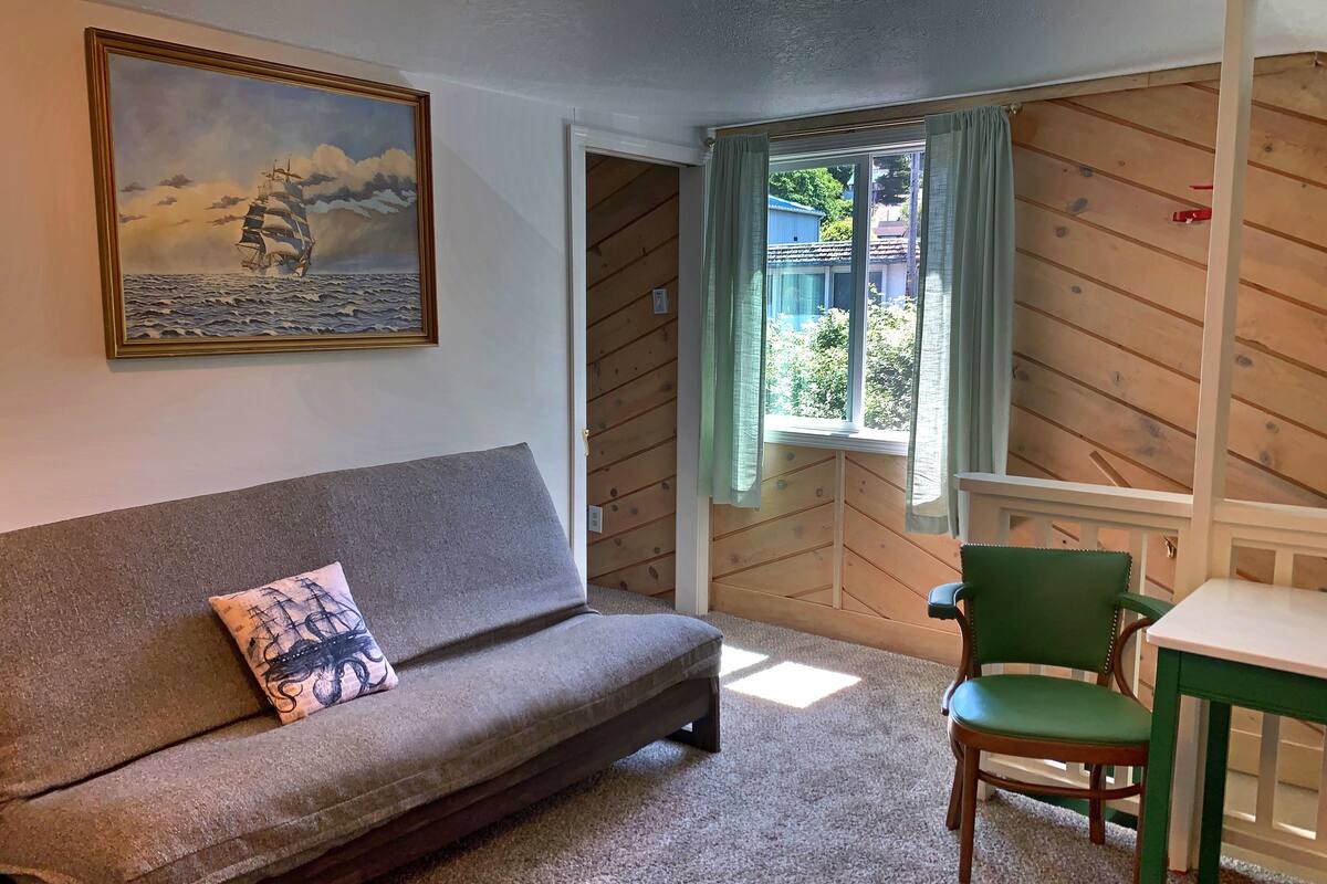 c12. captain's quarters (no pets) | 1 bedroom, premium bedding, individually decorated