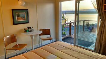 8. Sunset Room (No Pets) Jetted Tub | 高級寝具、客室ごとに異なる装飾、客室ごとに異なるインテリア、アイロン / アイロン台