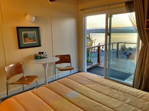 8. Sunset Room (No Pets) Jetted Tub | Premium bedding, individually decorated, individually furnished - Wheeler on the Bay Lodge & Marina (Wheeler)