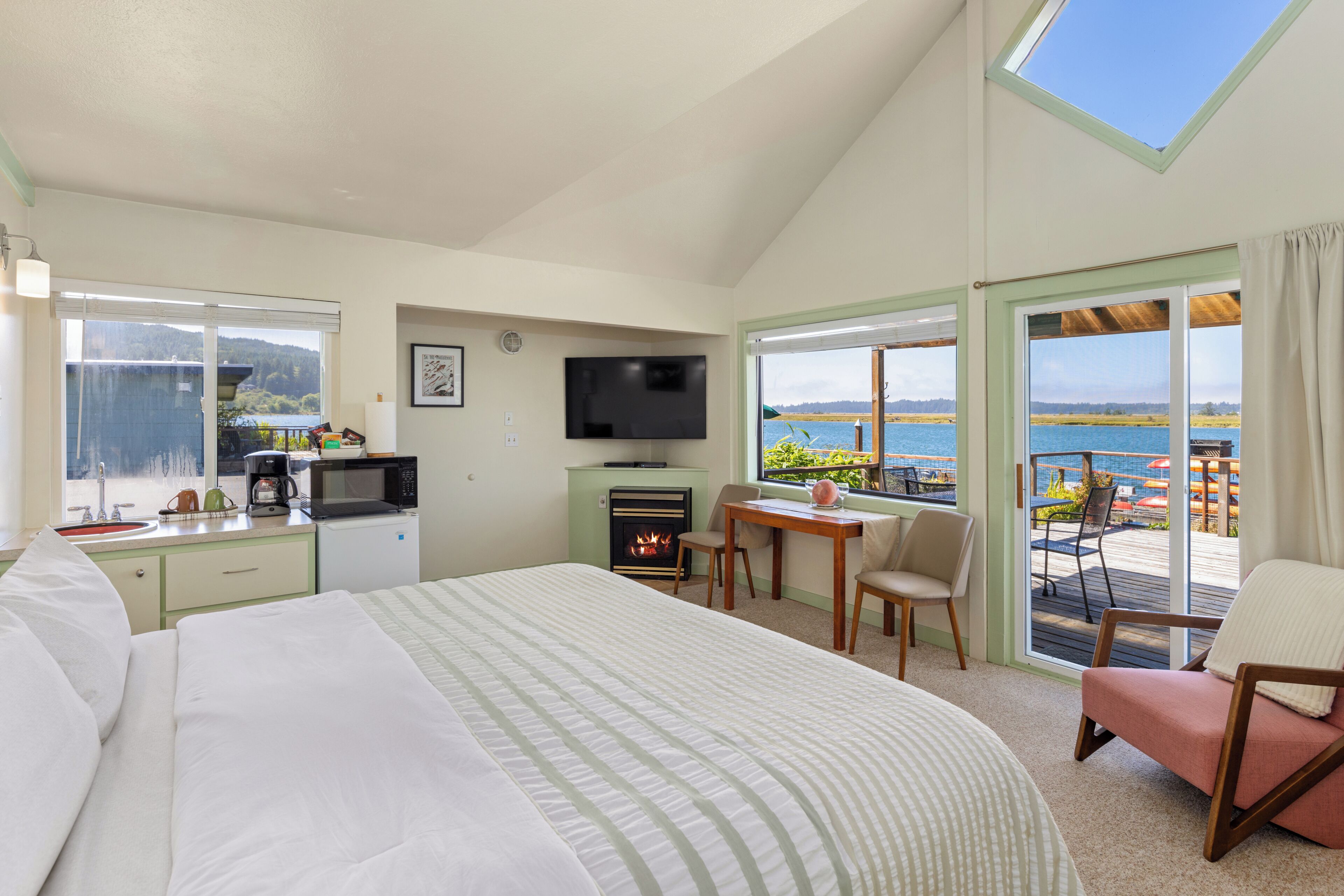 7. Honeymoon Suite (No Pets) Jetted Tub | Blick auf das Wasser