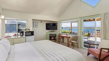7. Honeymoon Suite (No Pets) Jetted Tub | Blick auf das Wasser