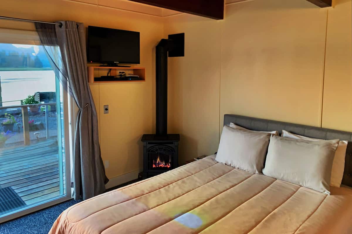 8. Sunset Room (No Pets) Jetted Tub | Ropa de cama de alta calidad y decoración individual