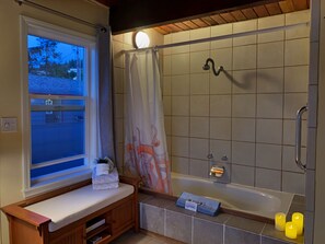 8. Sunset Room (No Pets) Jetted Tub | 욕실 | 무료 세면용품, 헤어드라이어, 타월
