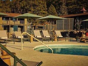 Outdoor pool, open 9:00 AM to 9:00 PM, pool umbrellas, pool loungers - Red Roof Inn PLUS+ Williams - Grand Canyon (Williams)