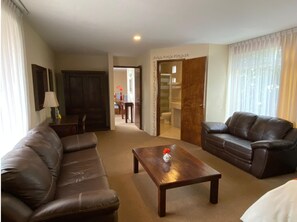 Master Suite | Schreibtisch, schallisolierte Zimmer, Bügeleisen/Bügelbrett