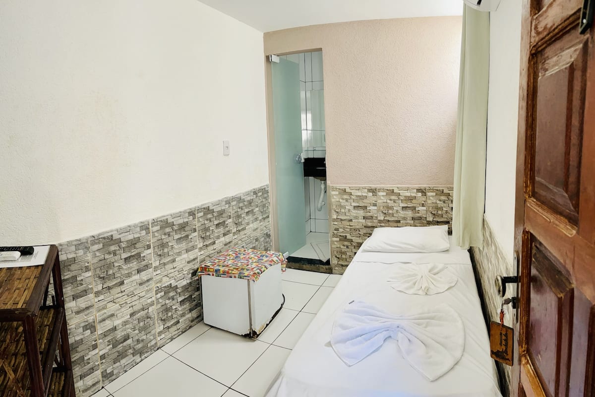 Habitación individual estándar | 1 habitación, tabla de planchar con plancha, wifi gratis y ropa de cama