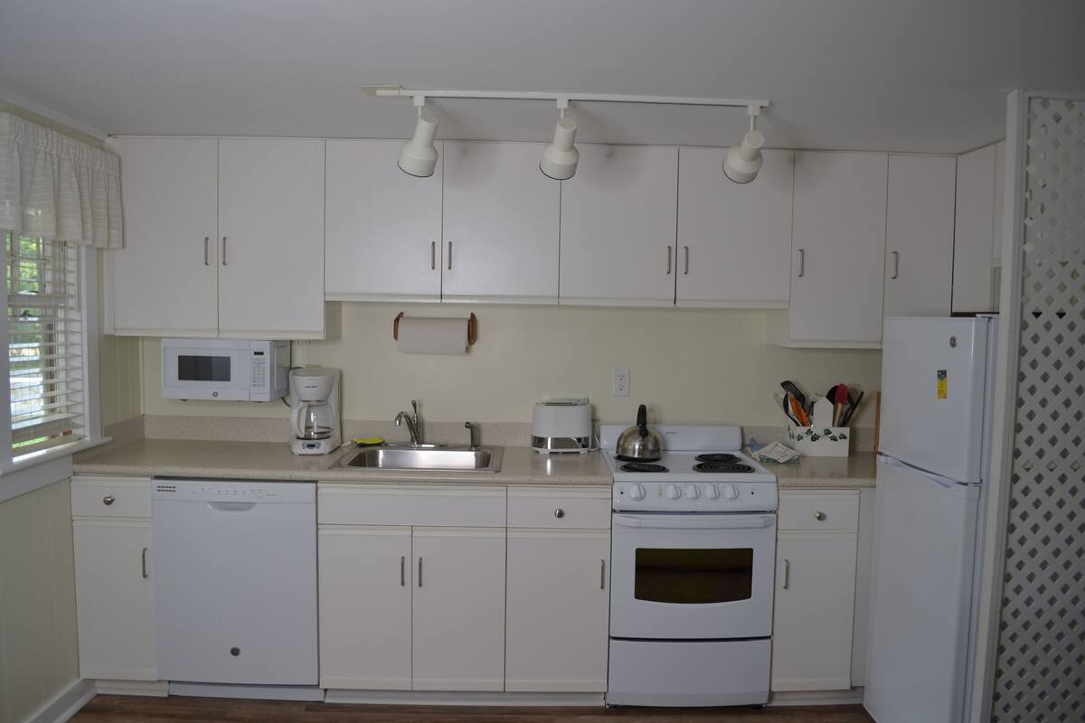 Basic Suite, 1 Bedroom | Private kitchen | Coffee/tea maker, fridge, microwave, stovetop