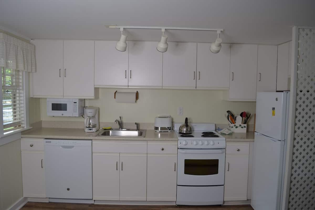 Suite, 1 chambre | Cuisine privée | Réfrigérateur, micro-ondes, plaque de cuisson, cafetiÚre/bouilloire