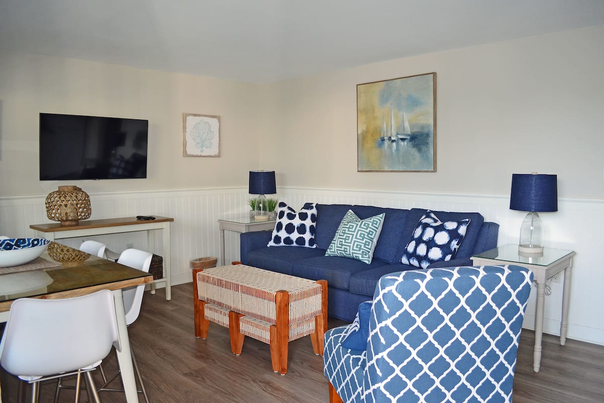 Suite, 1 chambre | Coin séjour | TV connectée de 42 pouces avec chaßnes par cùble, télévision