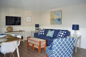 Suite, 1 Bedroom | Living area