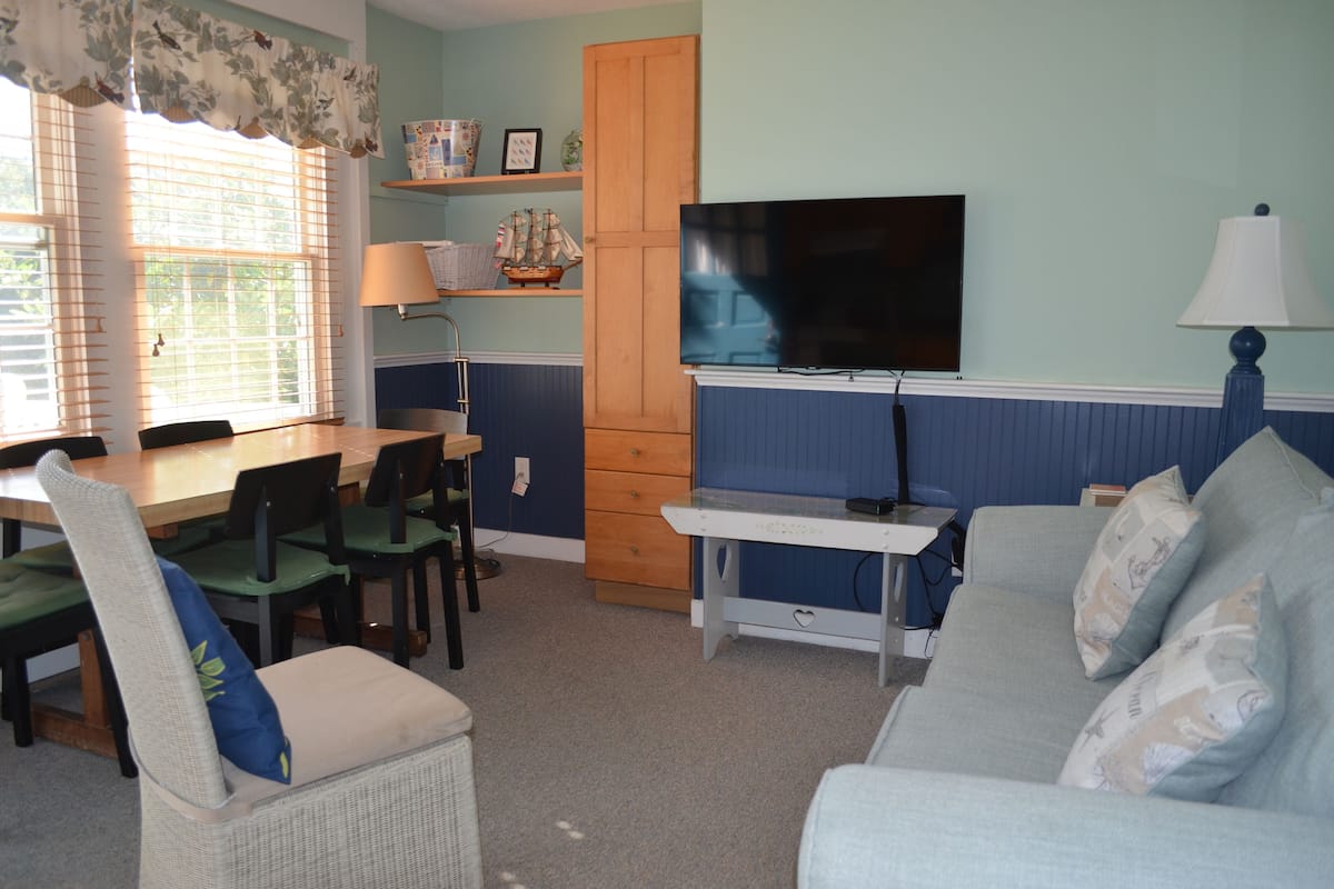 Appartement Confort, 2 chambres | Coin séjour | TV connectée de 42 pouces avec chaßnes par cùble, télévision