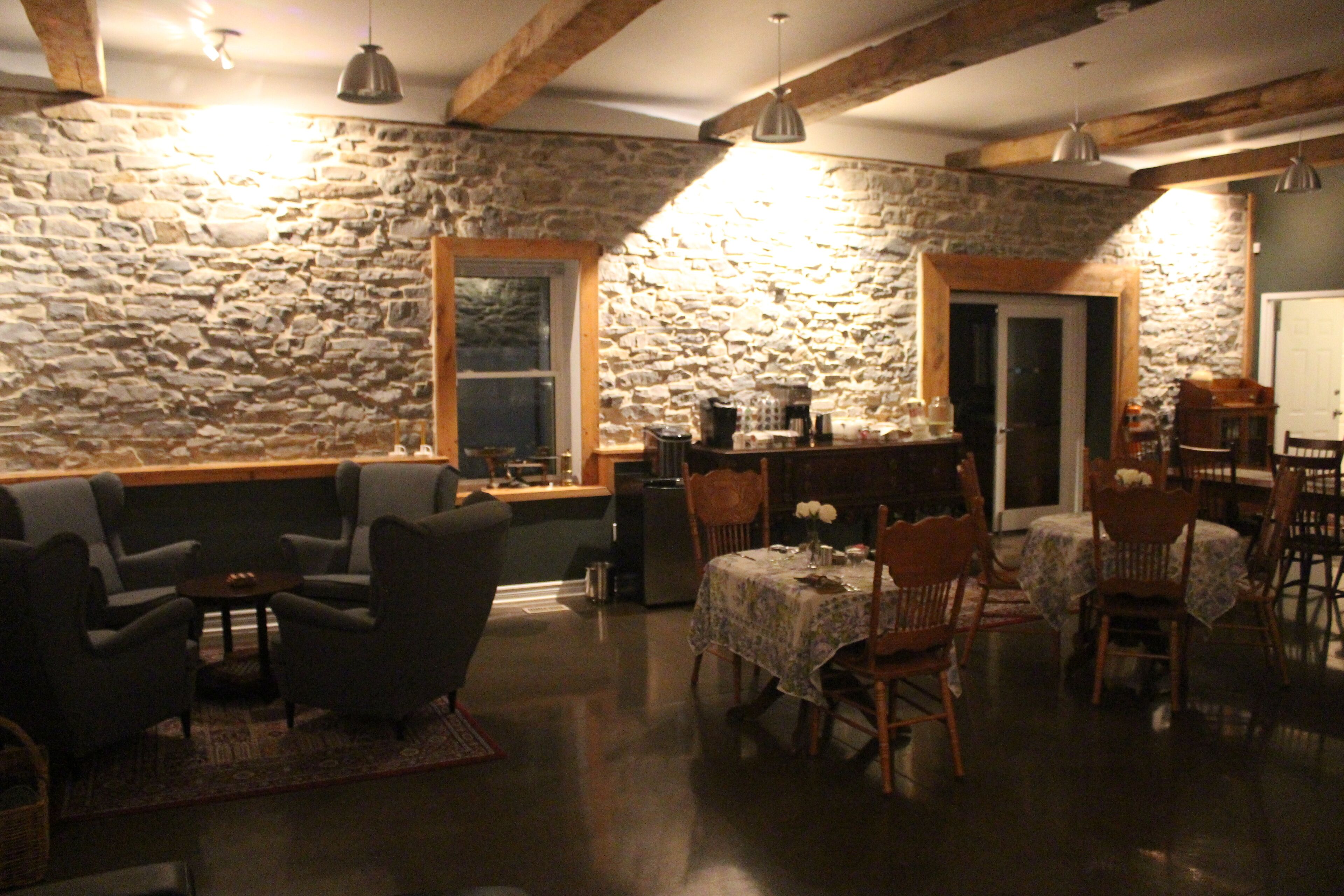 Televisión de pantalla plana, Netflix, libros y estéreo 