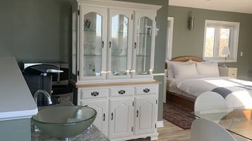Deluxe Studio Suite, 1 Queen Bed, Accessible | 1 bedroom, premium bedding, down comforters, pillowtop beds