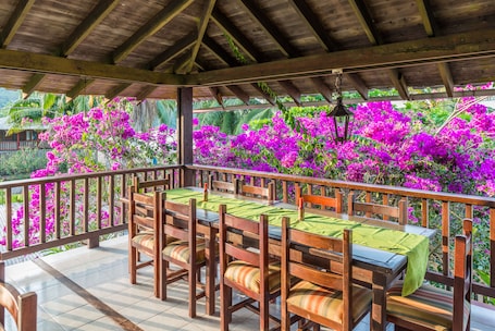 Se sirven desayunos, almuerzos y cenas; mariscos