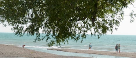 Perto da praia, areia branca, prática de pesca 