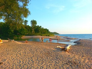 Beach nearby, white sand, fishing - Port Albert Inn (Ashfield-Colborne-Wawanosh)