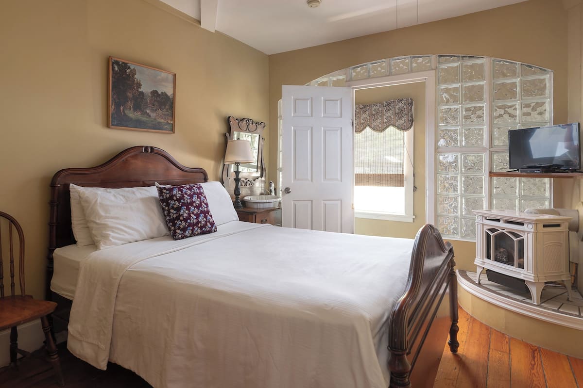 Standard Room, 1 Queen Bed