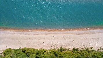 Ubicación cercana a la playa, arena blanca y pesca