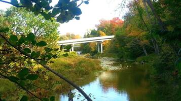 Un río con un puente al fondo.