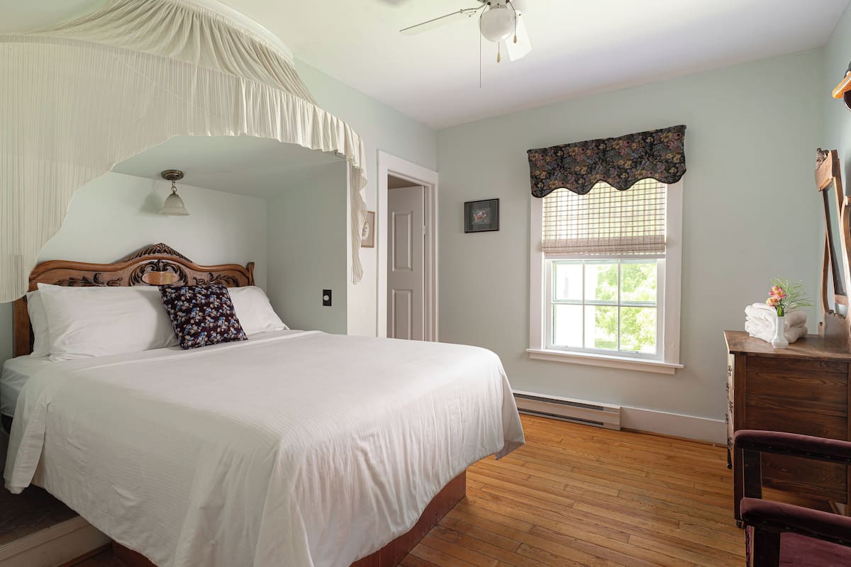 Standard Room, 1 Queen Bed, Ensuite