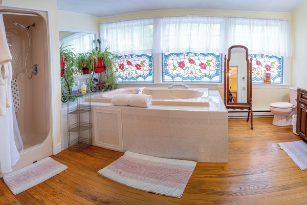 Premium Suite, 1 King Bed, Jetted Tub | Bathroom | Shower, free toiletries, hair dryer, bathrobes