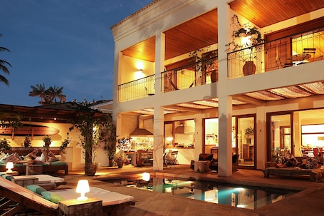 住宿正面 - 傍晚/夜晚