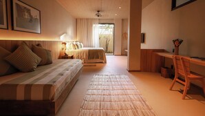 Un dormitorio con dos camas, un escritorio y una silla.