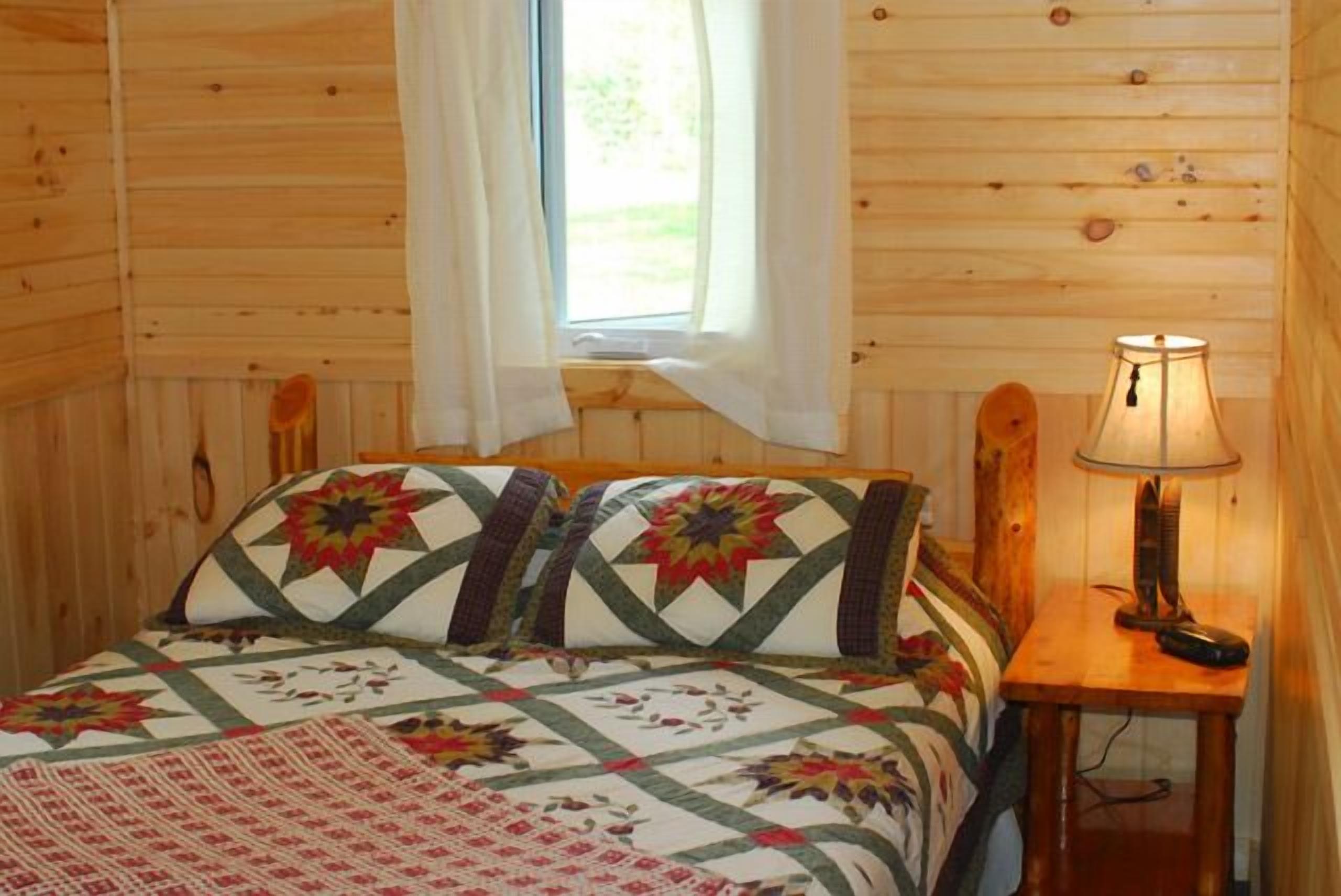 Cabin, 2 Bedrooms, Kitchen, Lake View (Cabin 3) | Katil bayi/kot (percuma), Wi-fi percuma 