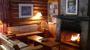 Cabin, 4 Bedrooms, Kitchen, Lake View (Cabin 1) | Living area