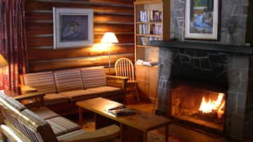 Kabin, 4 kamar tidur, dapur, pemandangan danau (Cabin 1) | Area keluarga | Perapian