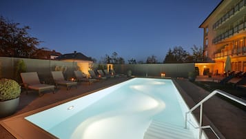 Una piscina cubierta