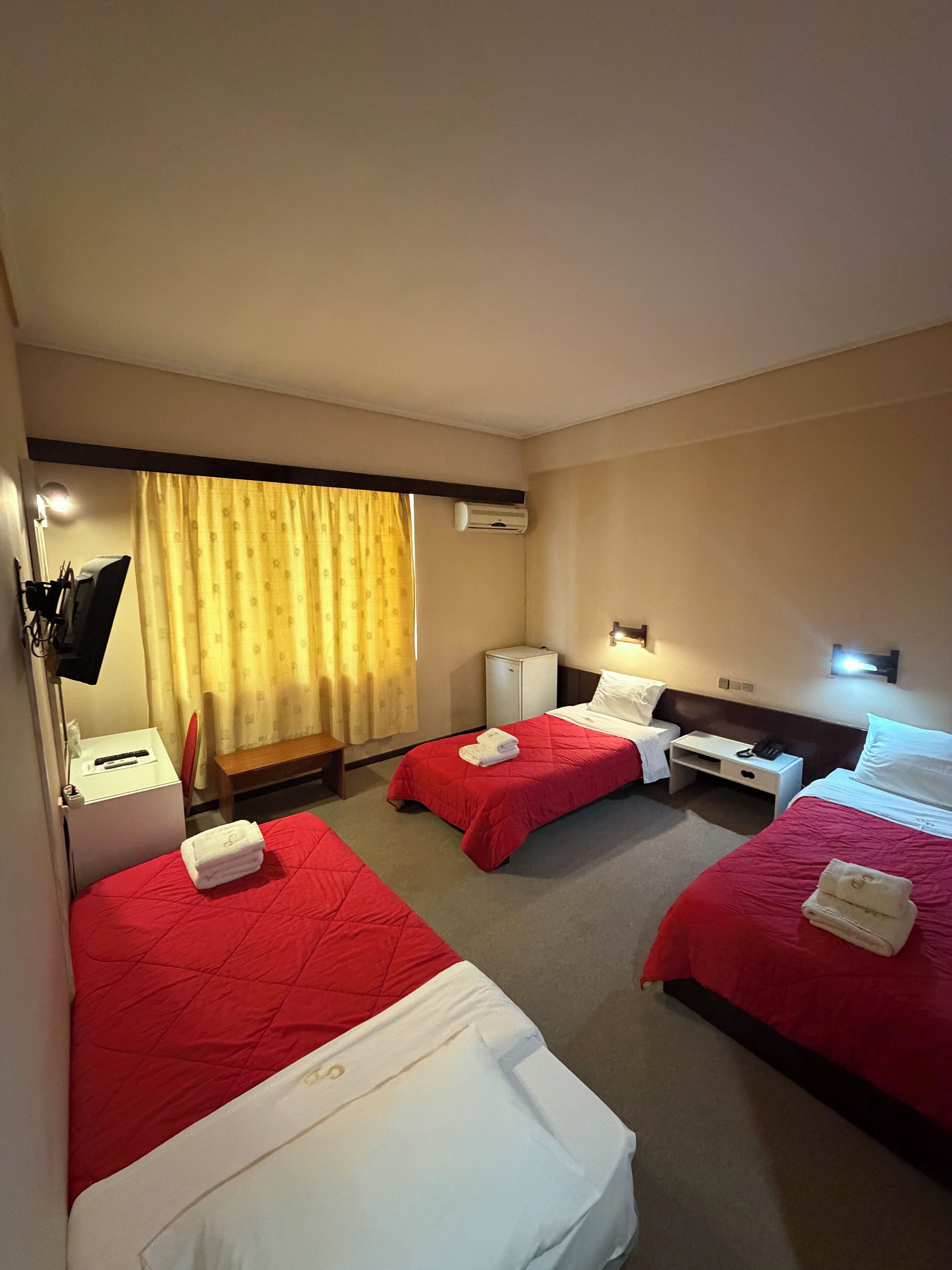 Ropa de cama de alta calidad, escritorio y cortinas blackout 