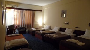 Familierom | Sengetøy av topp kvalitet, skrivebord, blendingsgardiner og lydisolert