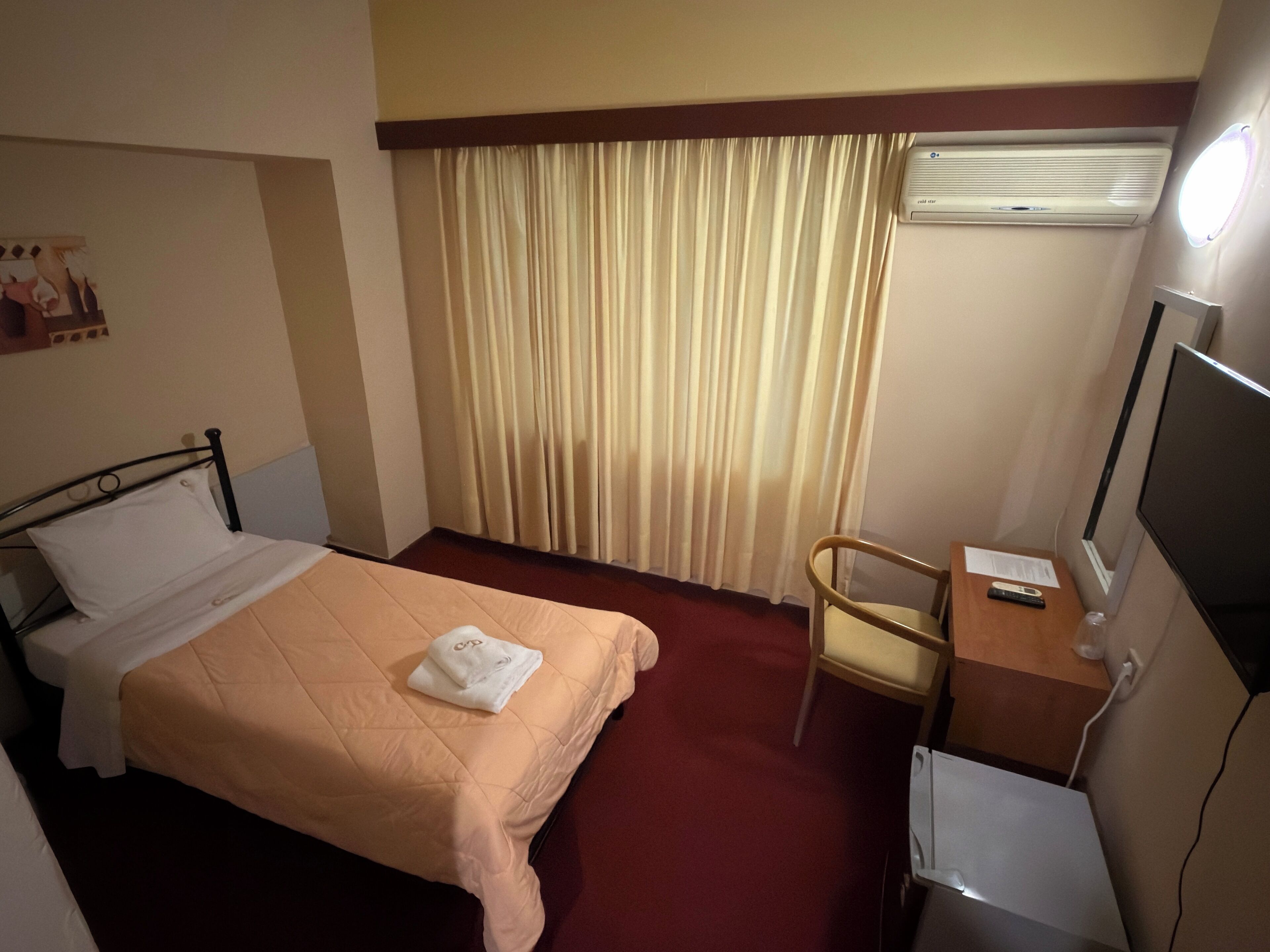 Ropa de cama de alta calidad, escritorio y cortinas blackout 