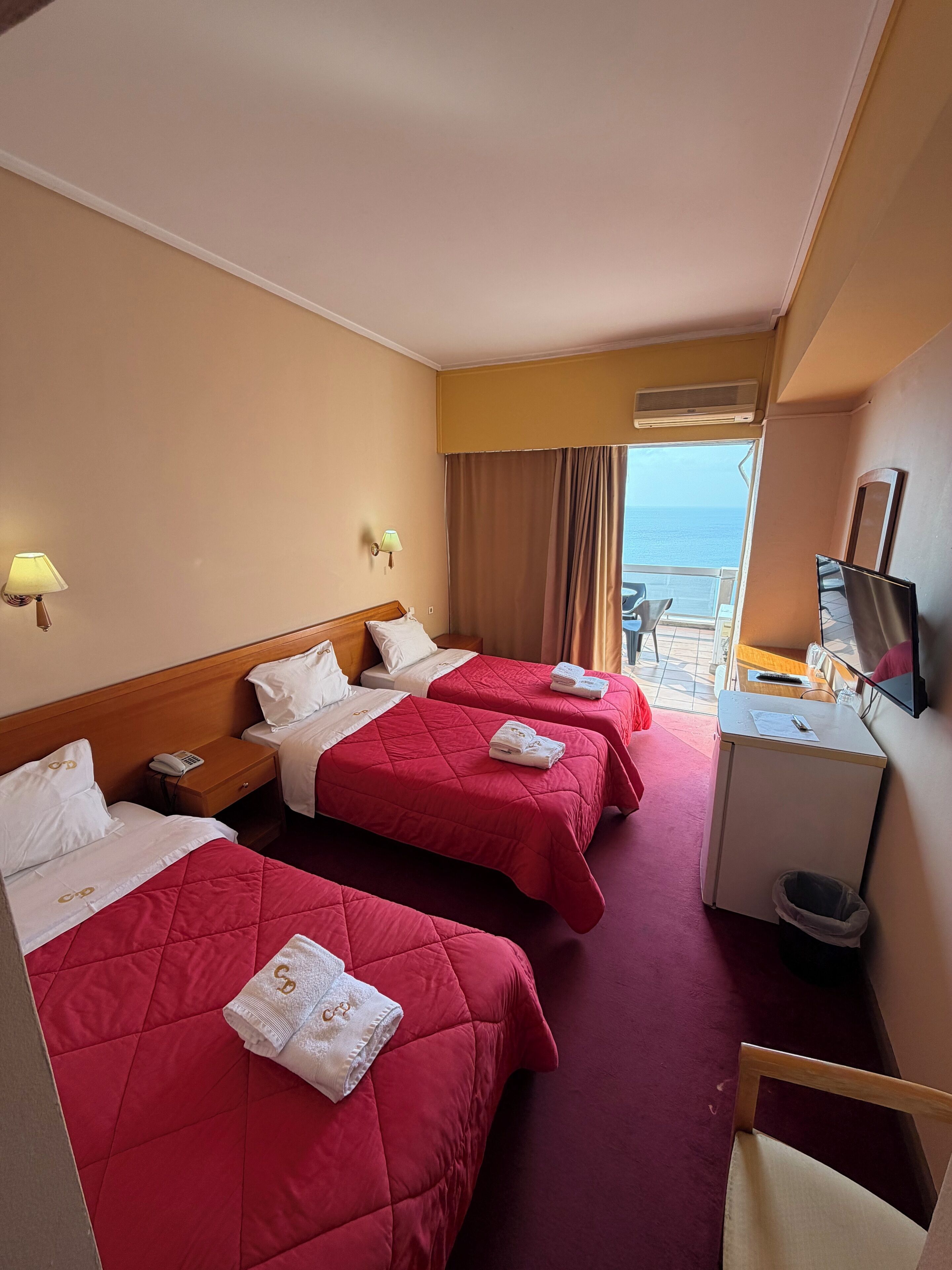 Ropa de cama de alta calidad, escritorio y cortinas blackout 