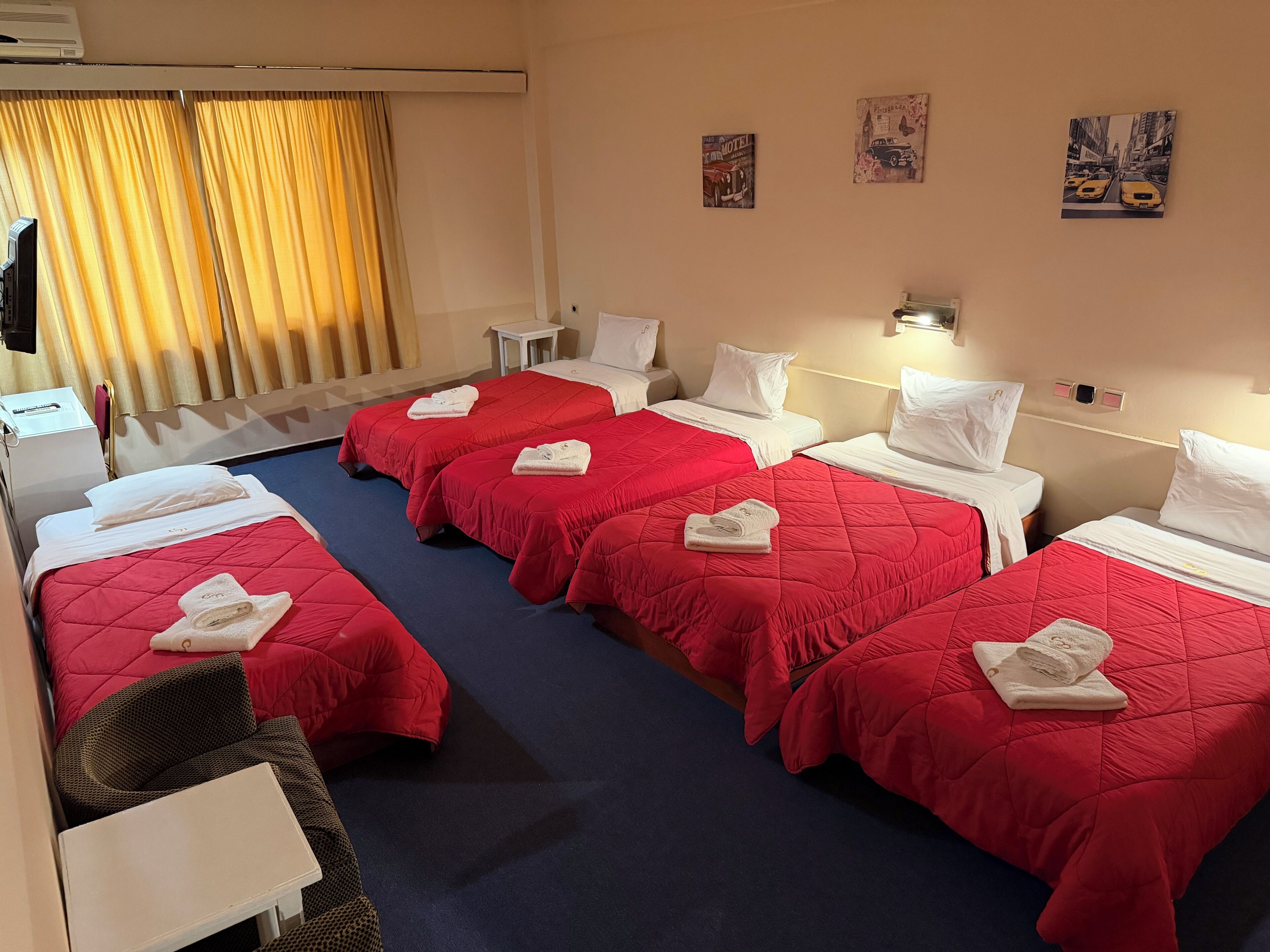 Ropa de cama de alta calidad, escritorio y cortinas blackout 