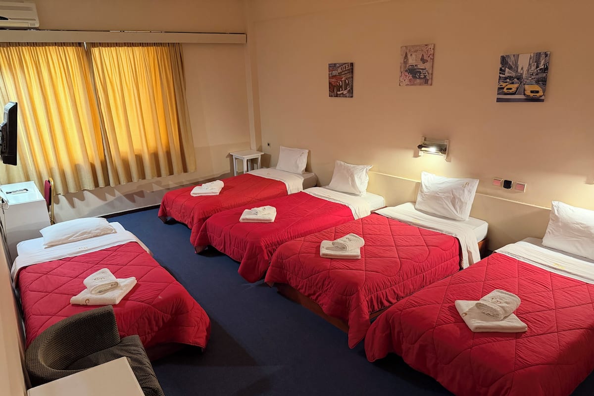 Ropa de cama de alta calidad, escritorio y cortinas blackout