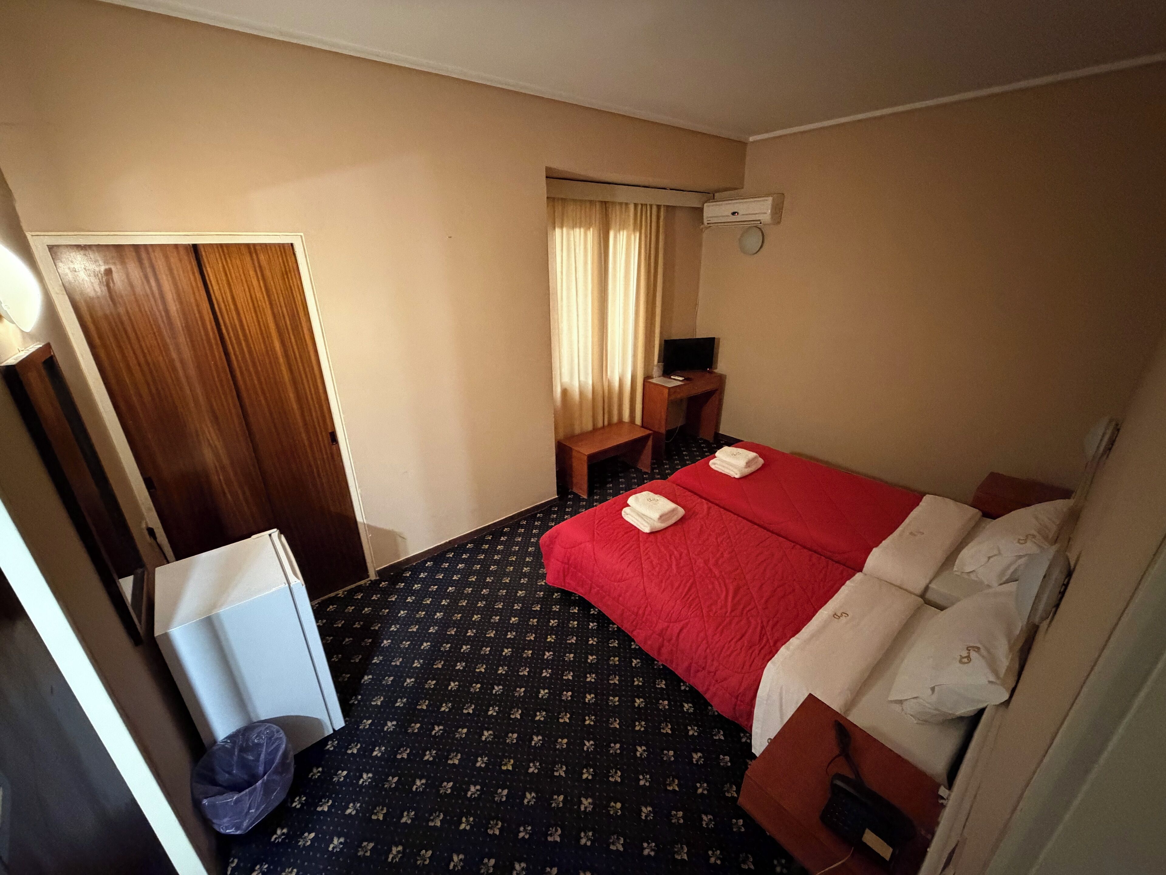 Ropa de cama de alta calidad, escritorio y cortinas blackout 