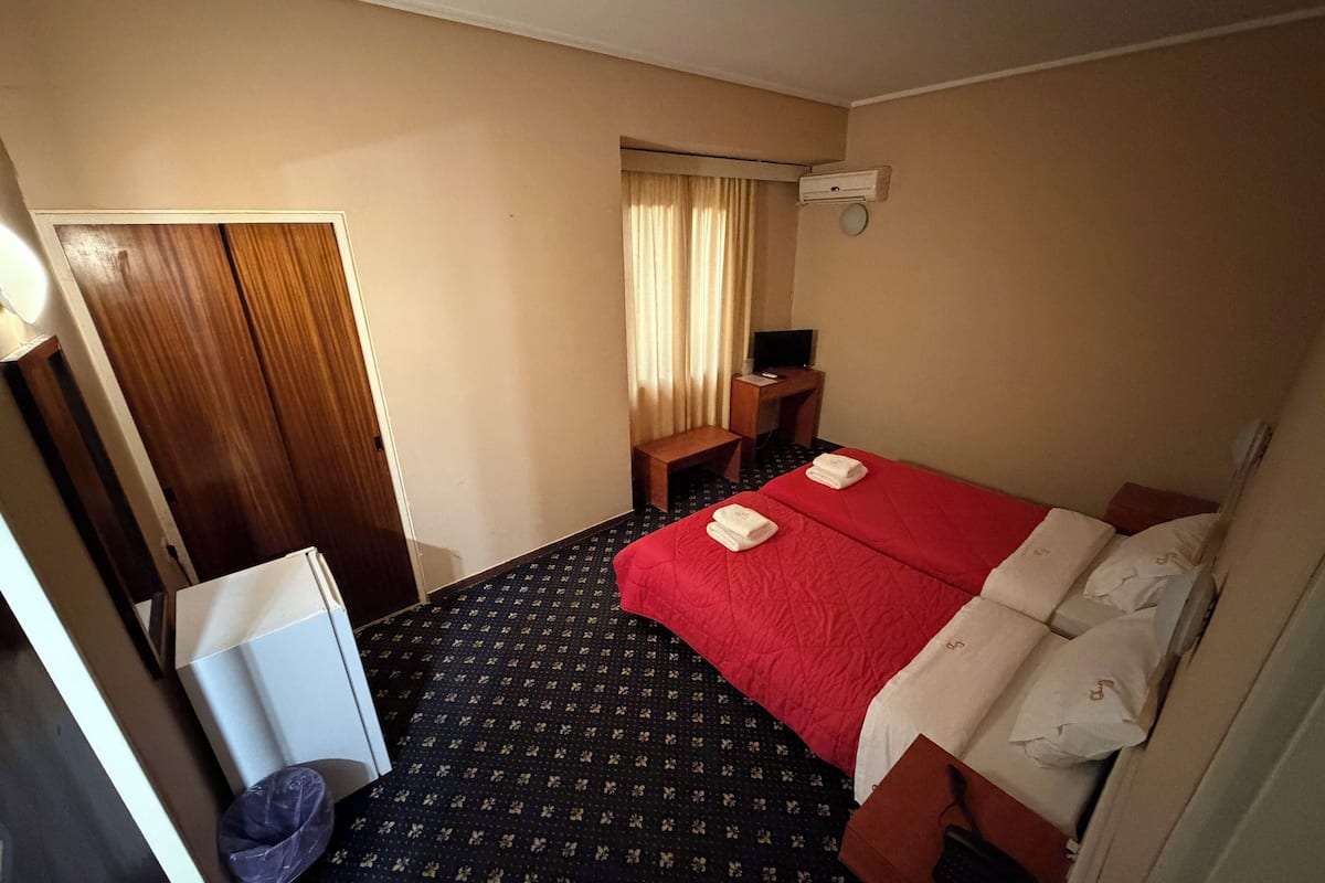 Ropa de cama de alta calidad, escritorio y cortinas blackout