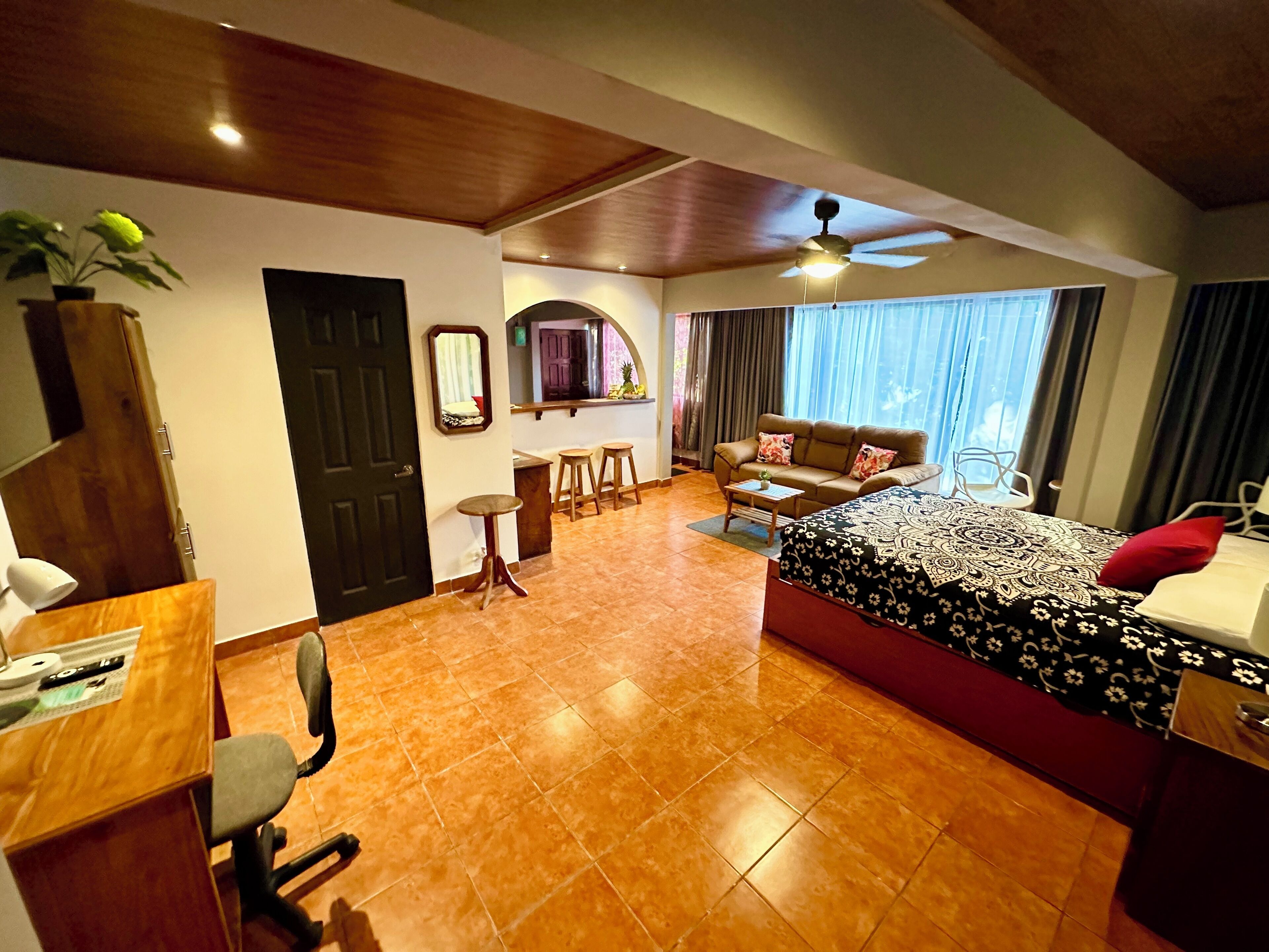 Monkey Siute | Caja de seguridad en la habitación, muebles diferentes y wifi gratis 