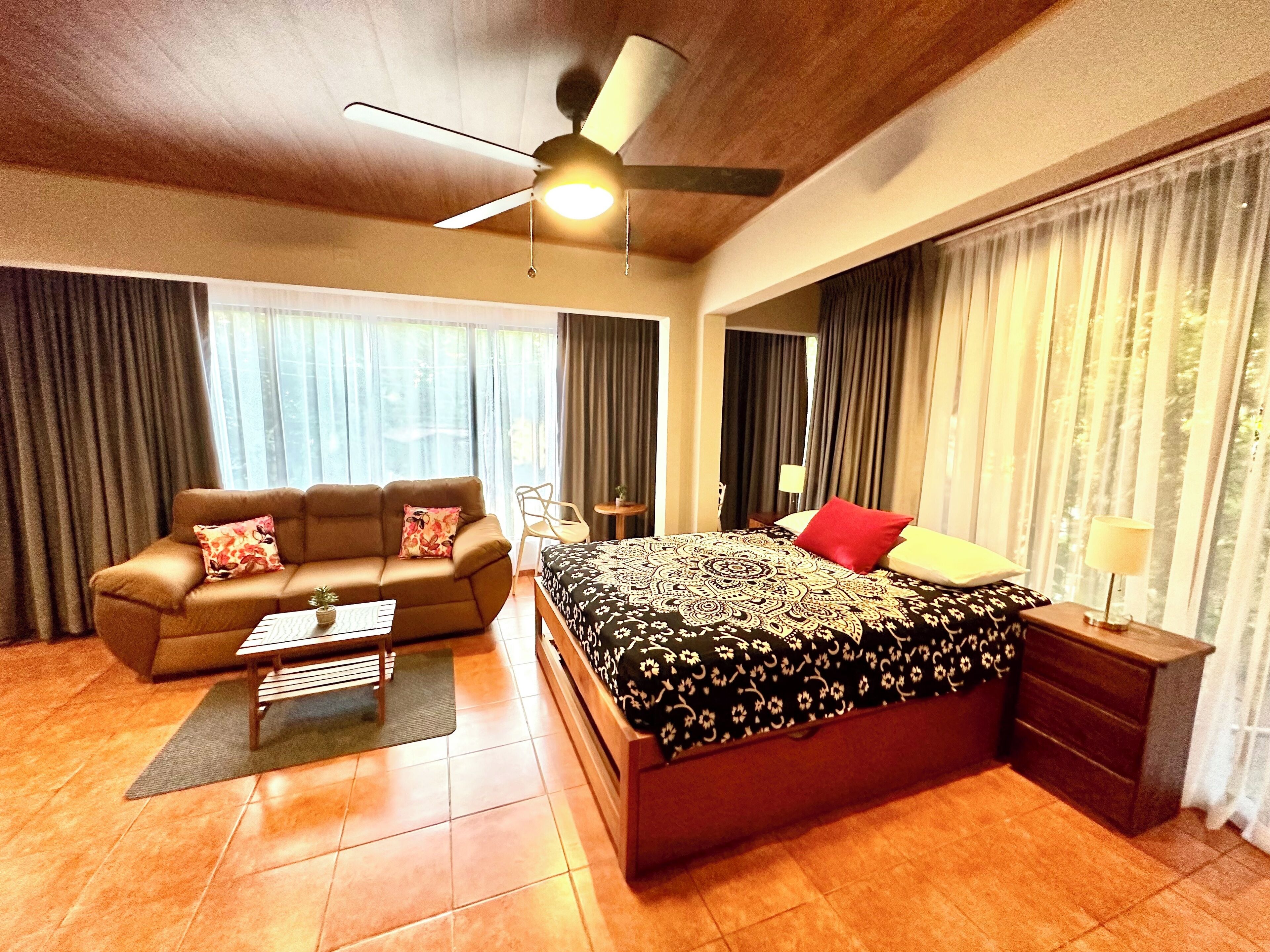 Monkey Siute | Caja de seguridad en la habitación, muebles diferentes y wifi gratis 