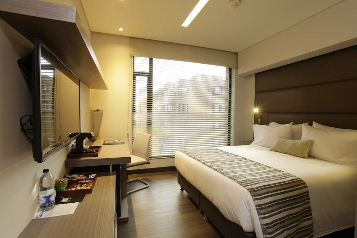 Luxe beddengoed, een minibar, een kluis op de kamer, een bureau