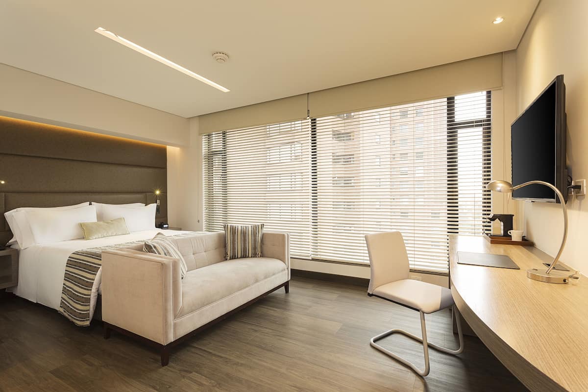 Superior kamer, 1 queensize bed | Luxe beddengoed, een minibar, een kluis op de kamer, een bureau