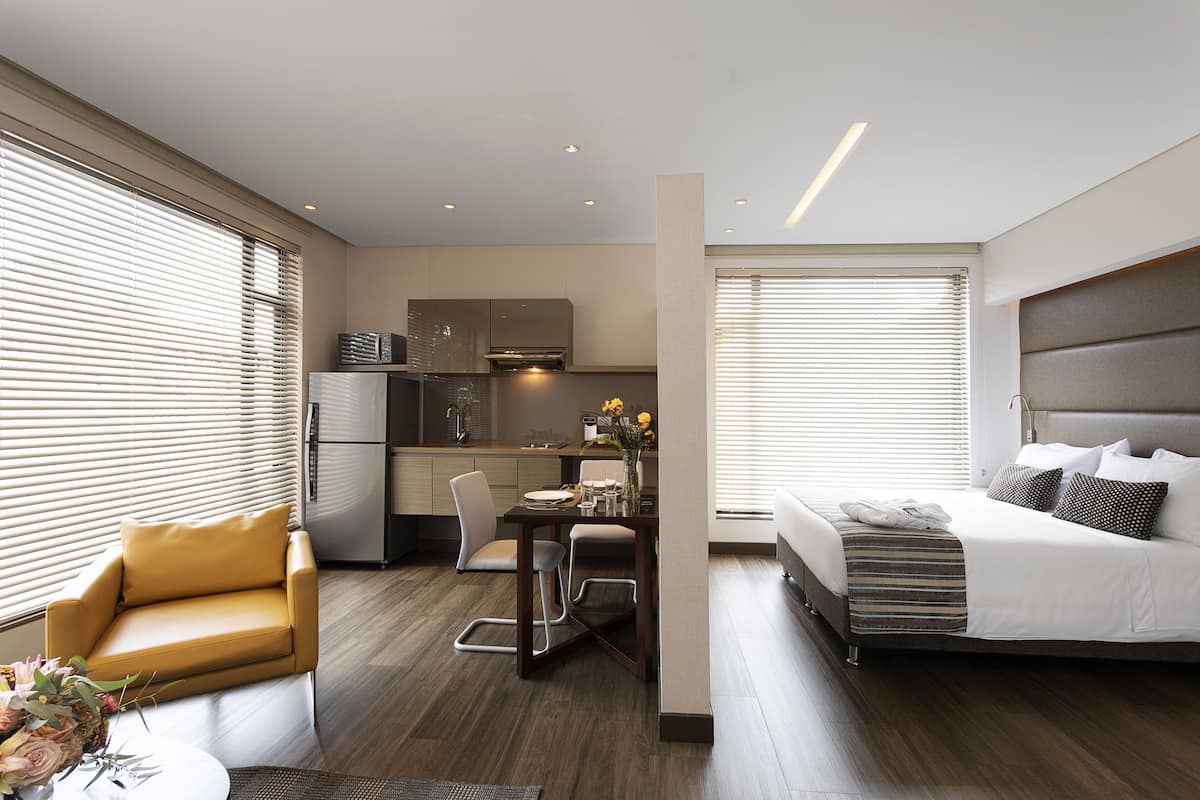 Luxe beddengoed, een minibar, een kluis op de kamer, een bureau