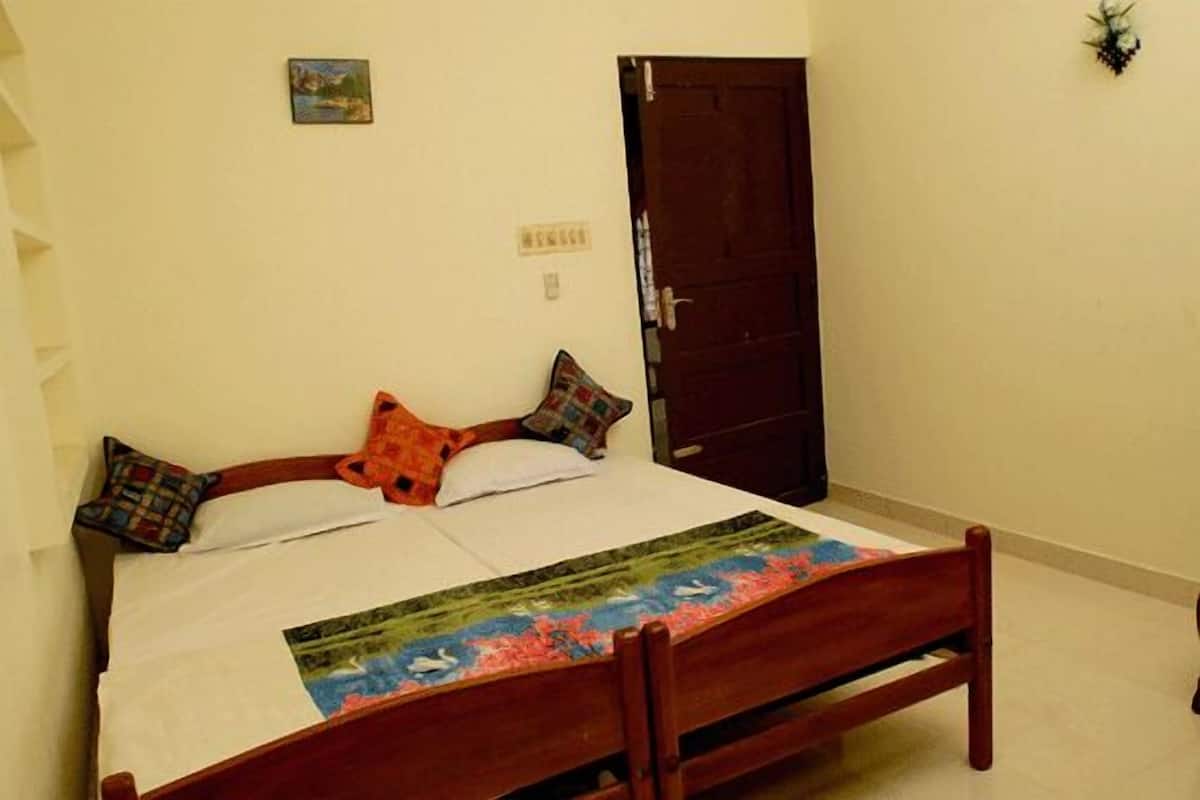 Soundproofing, free WiFi, bed sheets