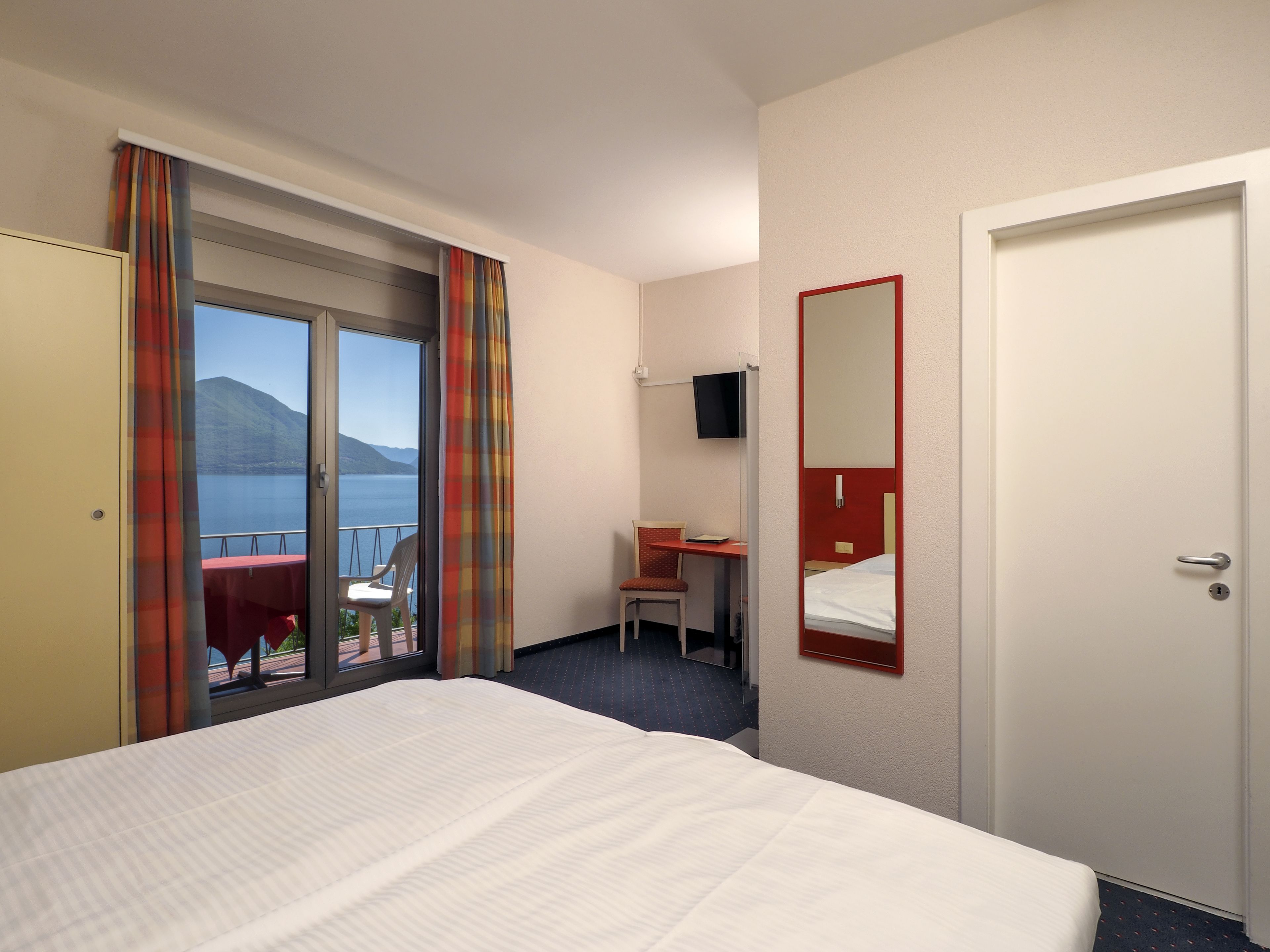 panoramic double room, balcony, lake view | 1 bedroom, in-room safe, free wifi, bed sheets