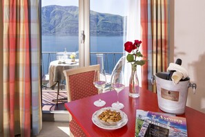 Panorama tweepersoonskamer, balkon, uitzicht op meer | Een kluis op de kamer, gratis wifi, beddengoed